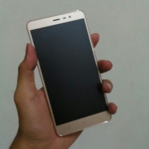 menggenggam Xiaomi Redmi Note 3