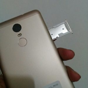 slot kartu SIM pada Xiaomi Redmi Note 3