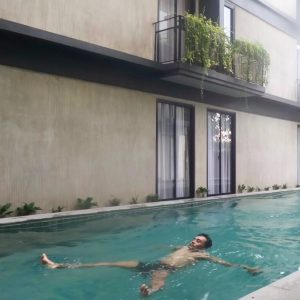 berenang di kolam renang Hotel Park 5