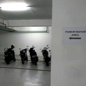 area parkir sepeda motor di basement Hotel Park 5