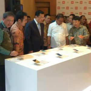 Menkominfo, Duta Besar Tiongkok, dan pejabat Kemenperin melihat produk Xiaomi