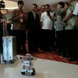 Menkominfo, Duta Besar Tiongkok, dan pejabat Kemenperin melihat produk Xiaomi Menkominfo, Duta Besar Tiongkok, dan pejabat Kemenperin melihat produk Xiaomi