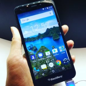 bagian depan BlackBerry Aurora