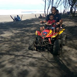 mengendarai ATV di Pantai Baru, Yogyakarta