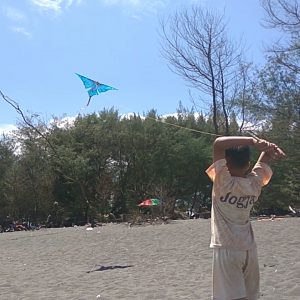 bermain layang-layang di Pantai Baru, Yogyakarta
