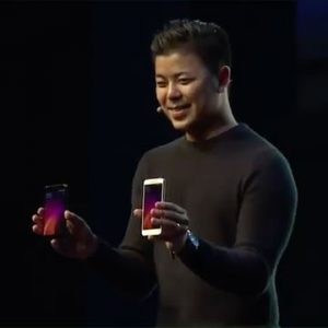 Donovan Sung menunjukkan Xiaomi Redmi 4X