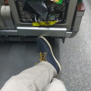 ruang antar kursi, dengan penahan kaki terlipat