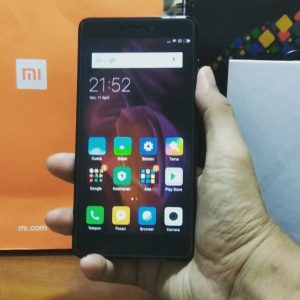 menggenggam Xiaomi Redmi Note 4