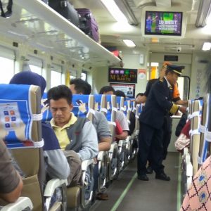 kondektur memeriksa tiket di KA Mataram Premium kondektur memeriksa tiket di KA Mataram Premium