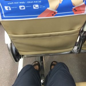 ruang kaki pada KA Mataram Premium ruang kaki pada KA Mataram Premium