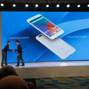 Donovan Sung dari Xiaomi bersalaman dengan Pete Nuchanatanon dari Google