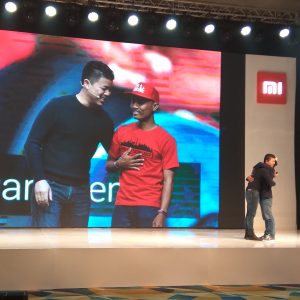 Donovan Sung, memeluk presiden Mi Fans Jakarta, Anwar Jaeni, di atas panggung