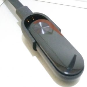 memasang Xiaomi Mi Band 2 pada pengisi daya memasang Xiaomi Mi Band 2 pada pengisi daya
