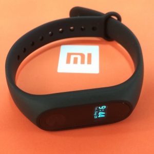 Xiaomi Mi Band 2 tersemat dalam gelang