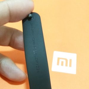 tulisan seri dan kode di gelang Xiaomi Mi Band 2 tulisan seri dan kode di gelang Xiaomi Mi Band 2