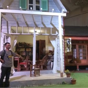 di depan rumah Kusakabe