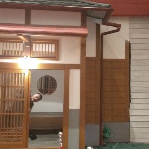 masuk ke rumah Kusakabe