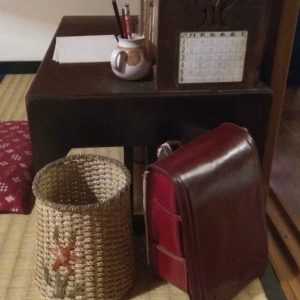 meja kecil di rumah Kusakabe