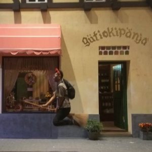 naik sapu terbang seperti Kiki di depan Gütiokipänjä