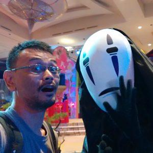 Berfoto bersama Kaonashi dari film Spirited Away