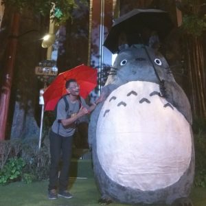 berfoto bersama Totoro