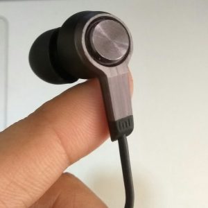 Xiaomi Mi In-Ear terbuat dari plastik dan aluminium