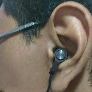 menggunakan Xiaomi Mi In-Ear