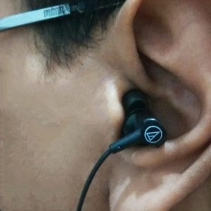 menggunakan earphone Audio Technica Sonic Fuel ATH-CLR100iS
