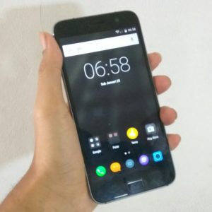 menggenggam Lenovo Zuk Z1