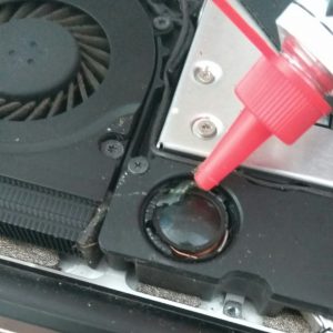 memperbaiki speaker MacBook Pro dengan lem Castol