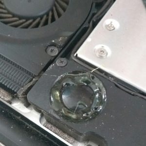 speaker MacBook Pro yang diperbaiki dengan lem Castol