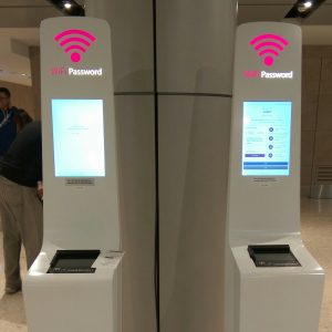 mesin kiosk menyediakan wi-fi gratis di Bandara Changi, Singapura