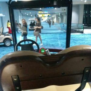 menggunakan golf cart di Terminal 3 Bandara Soekarno-Hatta