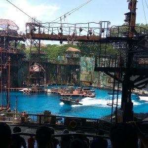 atraksi pertunjukan Waterworld: A Live Sea War Spectacular