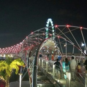 menyusuri Helix Bridge di malam hari