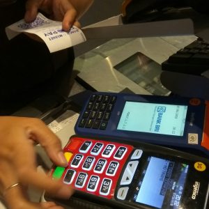 kasir memasukkan kode transaksi ke mesin EDC