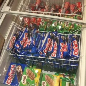 rak berisi es krim Nestle