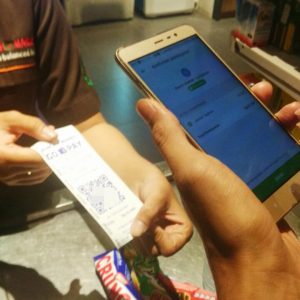 memindai kode QR dengan Go-Pay