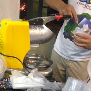 es batu diserut dengan mesin