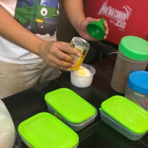 kental manis dituang ke serutan es