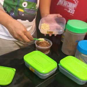 topping kacang ditabur ke atas es