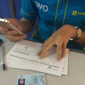 melakukan upgrade di gerai OVO Hypermart Solo Square