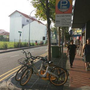 sepeda Obike terparkir di pinggir jalan