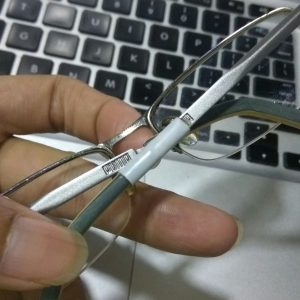 gagang kacamata Puma yang patah dan dilem