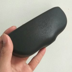 kemasan kacamata O.W.L yang terlihat mewah