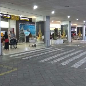 menuju pintu keberangkatan Terminal B, Bandara Adisutjipto