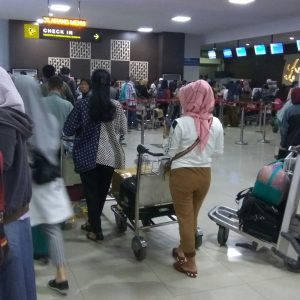 antrean check-in di Terminal B, Bandara Adisutjipto