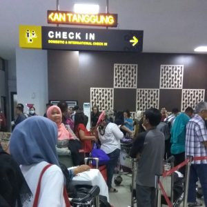 antrean check-in yang panjang di Terminal B, Bandara Adisutjipto, Yogyakarta