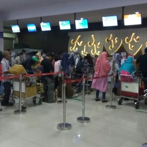 antrean check-in di Terminal B, Bandara Adisutjipto, Yogyakarta