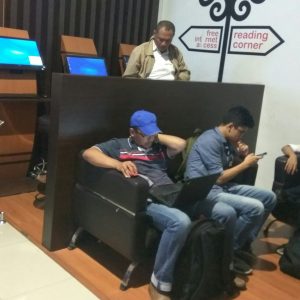 pojok internet gratis dan pojok baca di ruang tunggu Terminal B, Bandara Adisutjipto